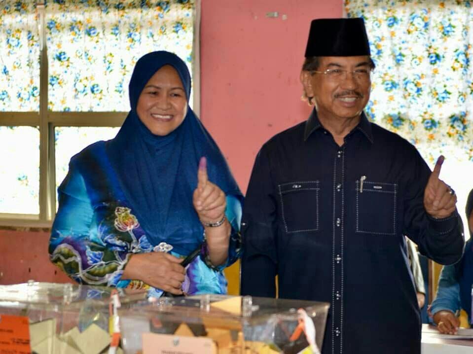 Musa Aman dan Isteri membuang undi di SK Sungai Manila