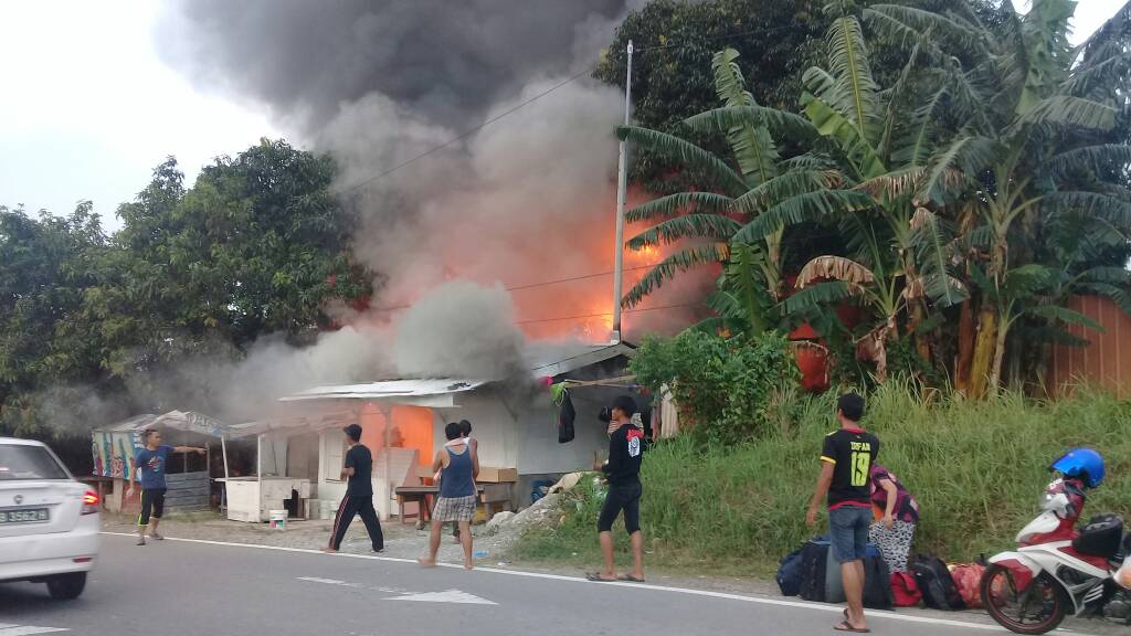 (VIDEO) Setinggan Kg Delima Sepanggar yang dijanjikan Shafie Apdal penempatan kini terbakar