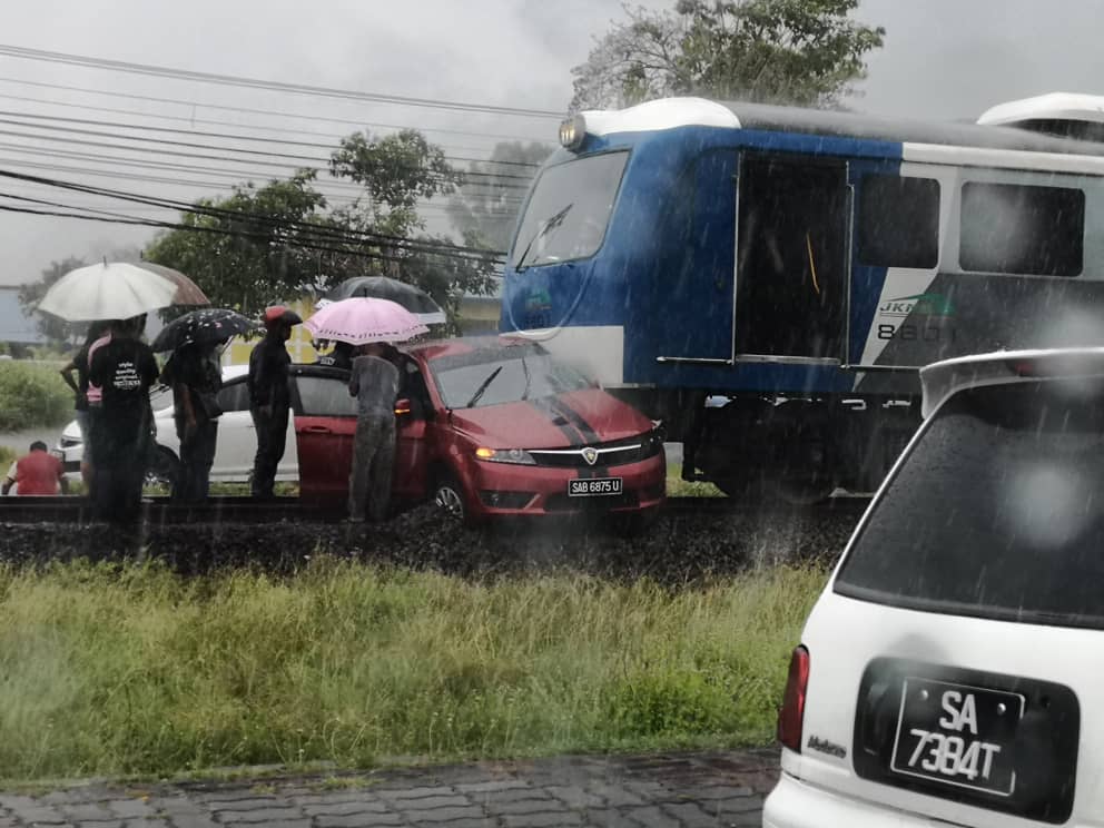 Lagi kereta api rempuh kereta, dua parah