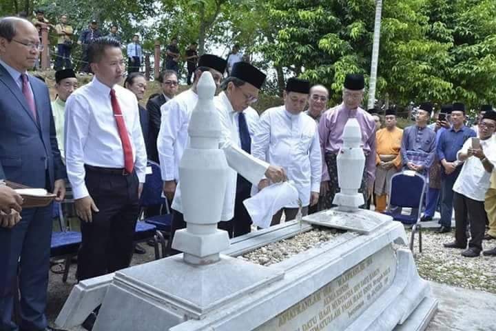 Selepas puluhan tahun Shafie Apdal Ziarah pusara Tun Mustapha