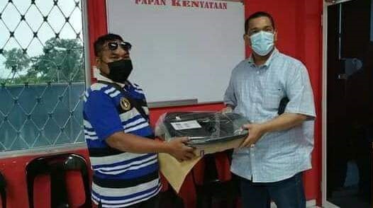 Nizam beri sumbangan lebih 50 unit komputer riba di DUN Apas