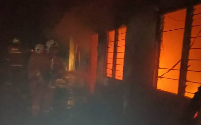 Tangan melecur demi menyelamatkan gerai terbakar