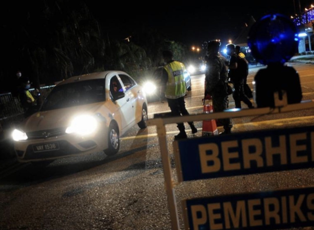 Dua lelaki mencuri kabel merempuh sekatan polis menjadi buruan.