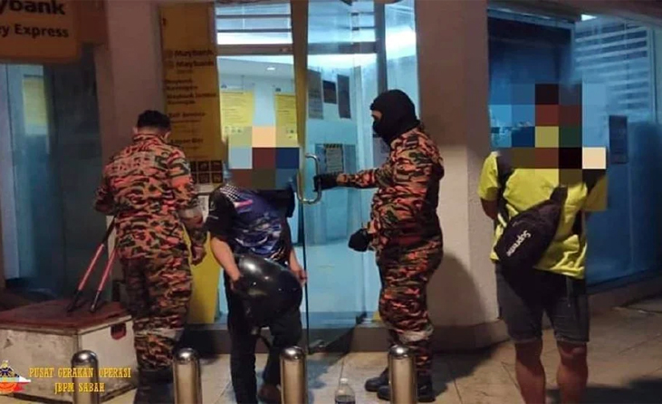 2 lelaki terperangkap di ruangan mesin ATM.