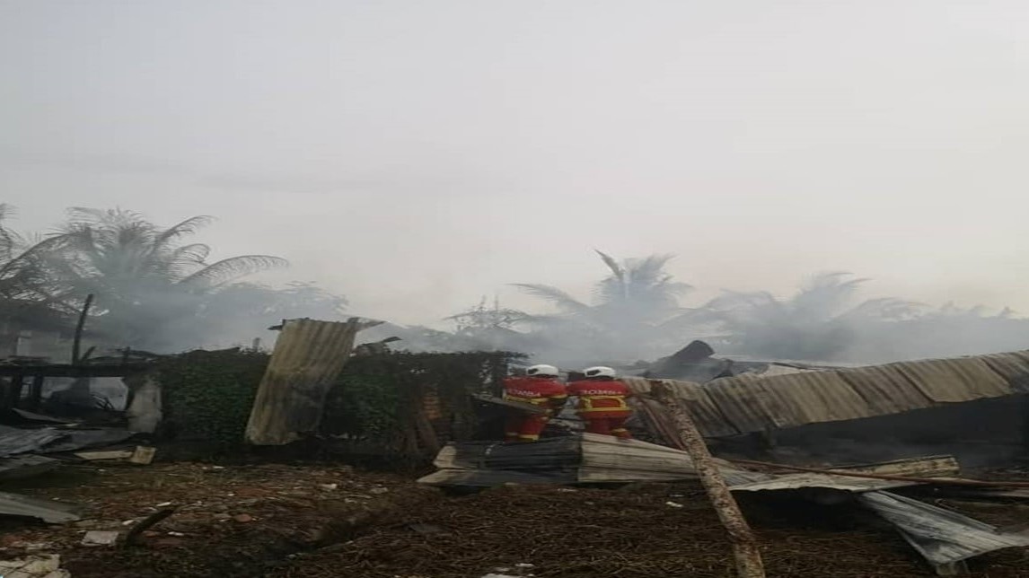 3 rumah setinggan musnah terbakar