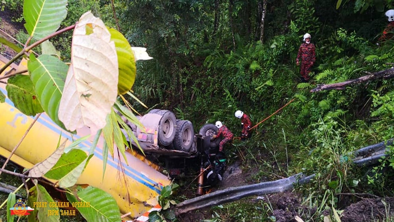 Lori tangki minyak sawit terbabas masuk gaung