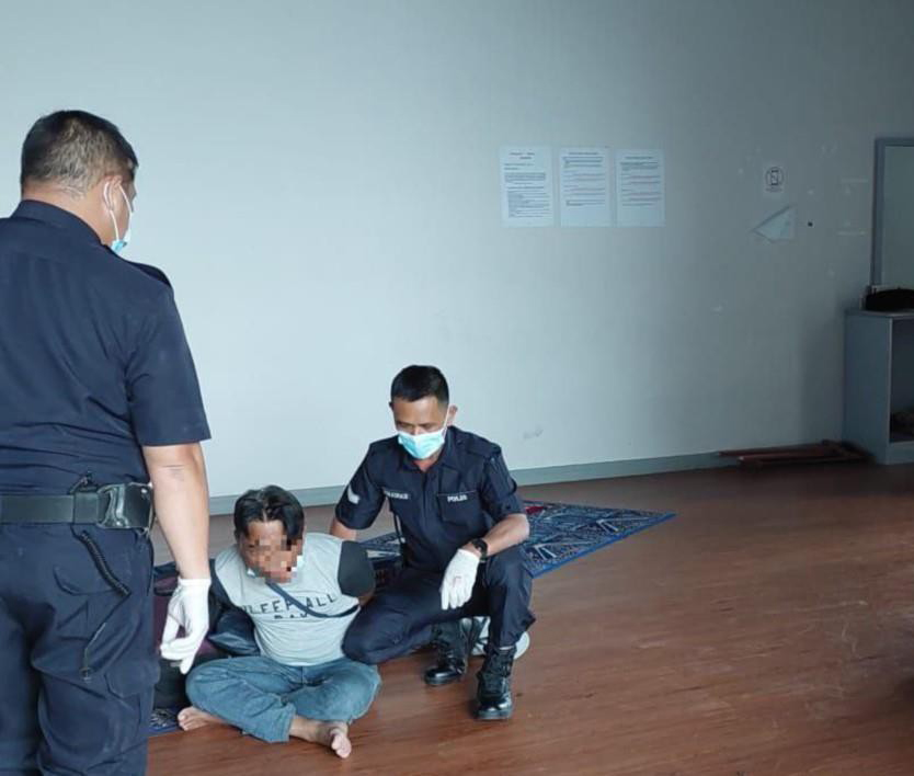 Pesakit mental libas pisau di surau KKIA