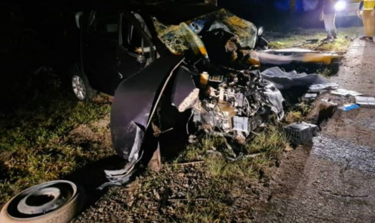 Penjawat awam meninggal dunia, kereta rempuh pokok