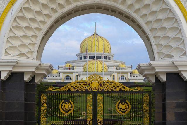 Semua Ahli Parlimen perlu menyerahkan surat akuan calon PM sebelum jam 4 petang esok kepada Agong
