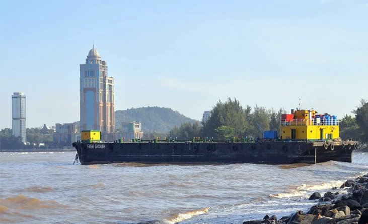 Kapal tongkang tersadai di tebing laut Pantai Teluk Likas