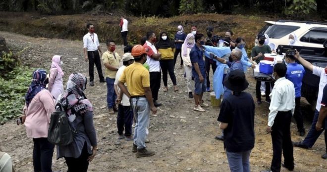 Pekerja ladang sanggup berhujan demi vaksin Covid-19