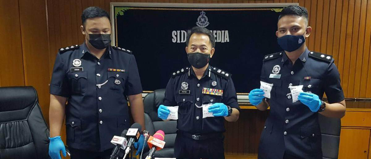 Sorok 2kg dadah dalam bengkung, 2 wanita ditahan