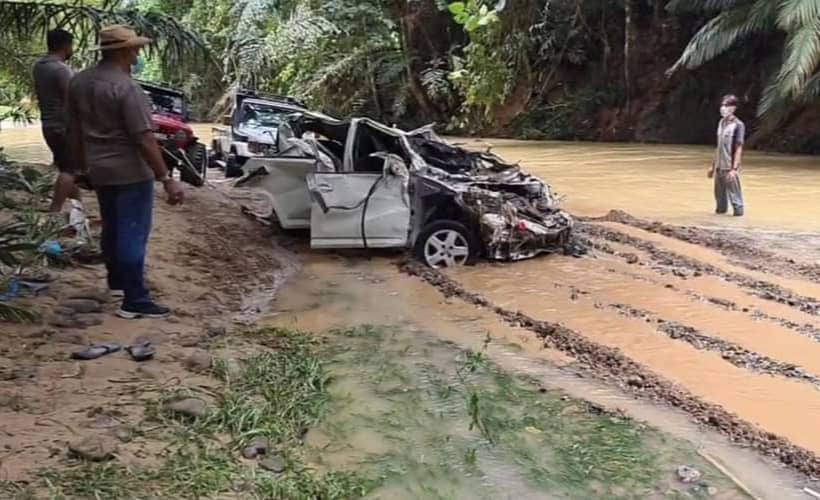Penumpang ditemui lemas. Pemandu Myvi hilang