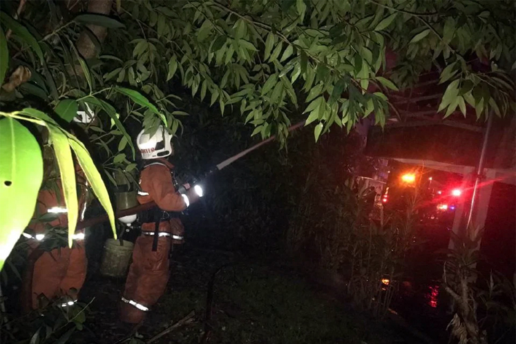 Rumah guru terbakar, seorang wanita melecur