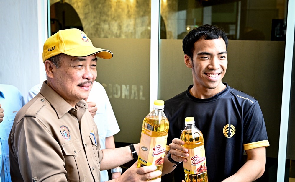 Hajiji edar minyak masak tempatan jenama ‘Sayang’ di Anjung Selera Teluk Likas