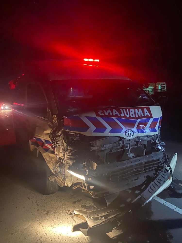 Van ambulans rempuh kereta kerana melanggar kerbau