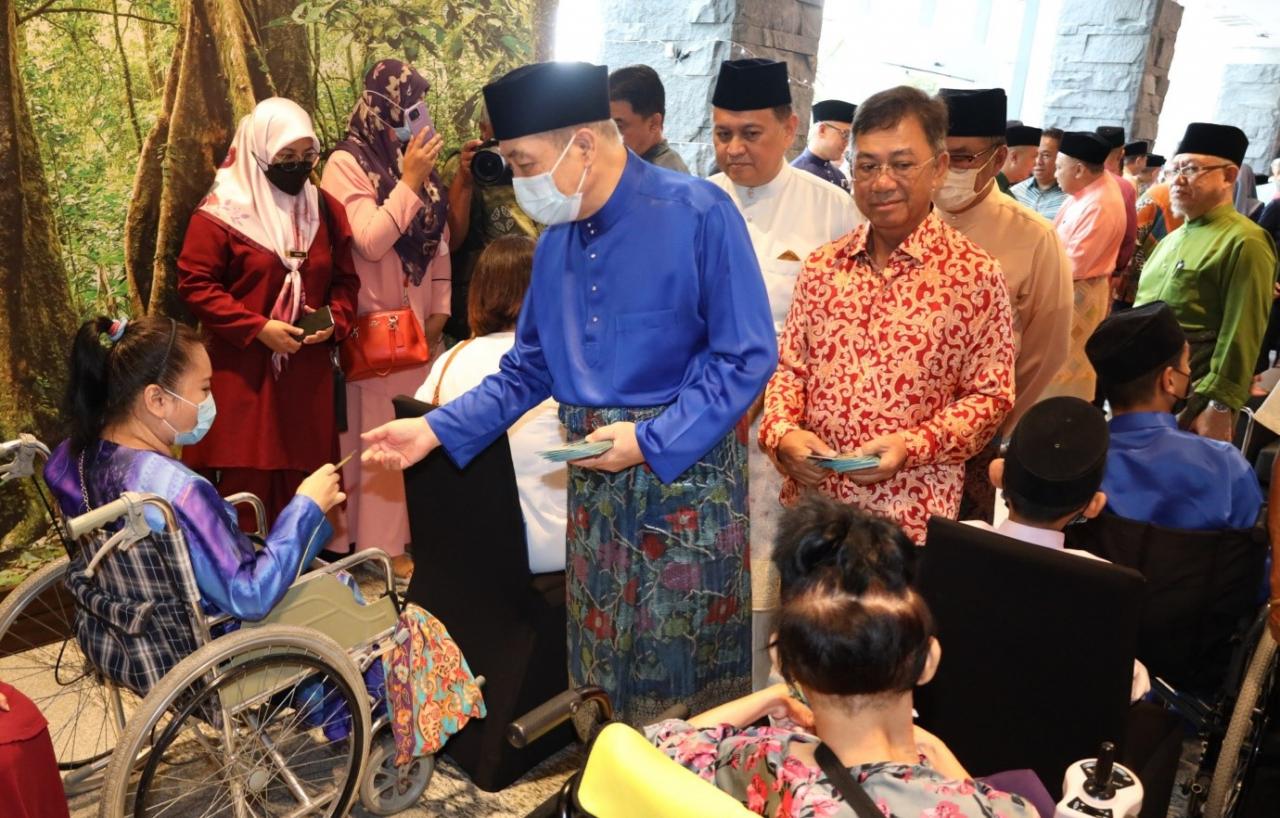 70 OKU terima sumbangan Raya diserahkan oleh Hajiji