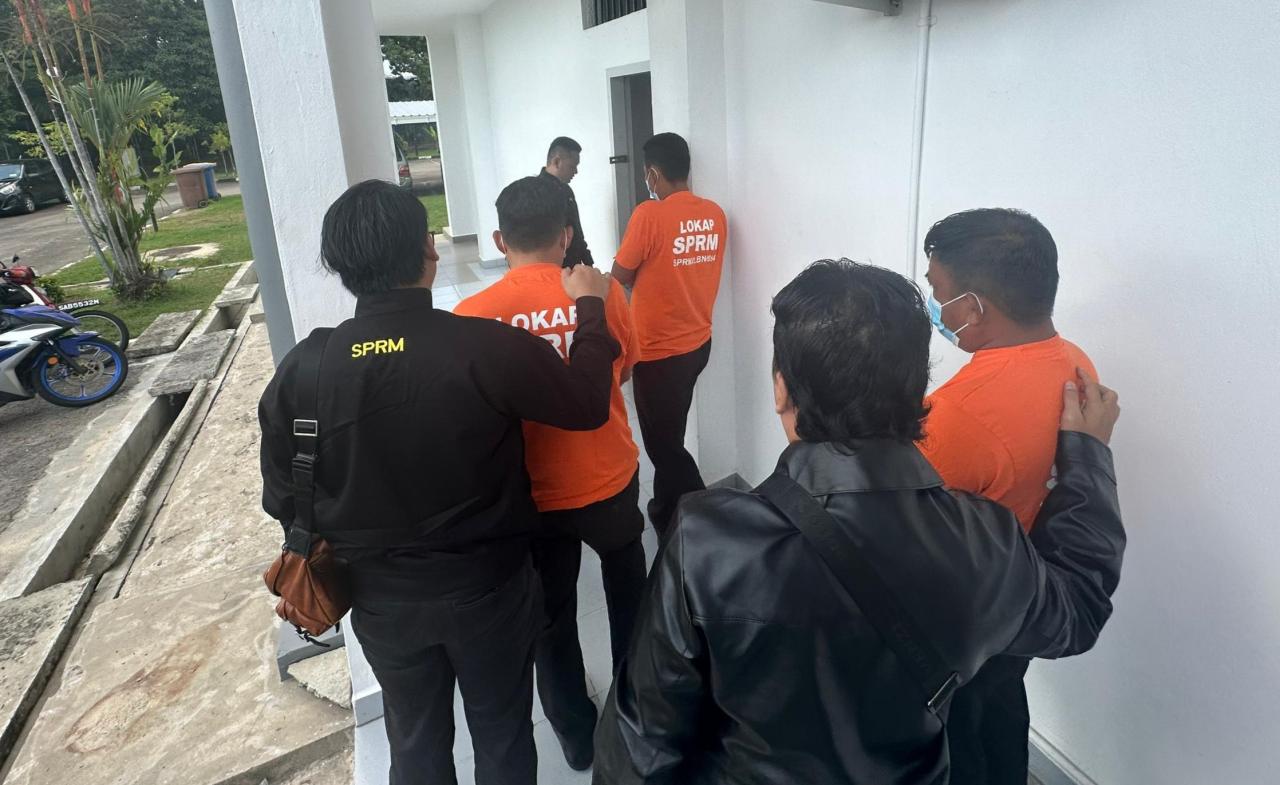 Salah guna kuasa, tiga penjawat awam ditahan
