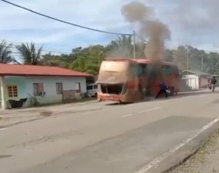 Bas terbakar, pemandu dan 30 penumpang terselamat