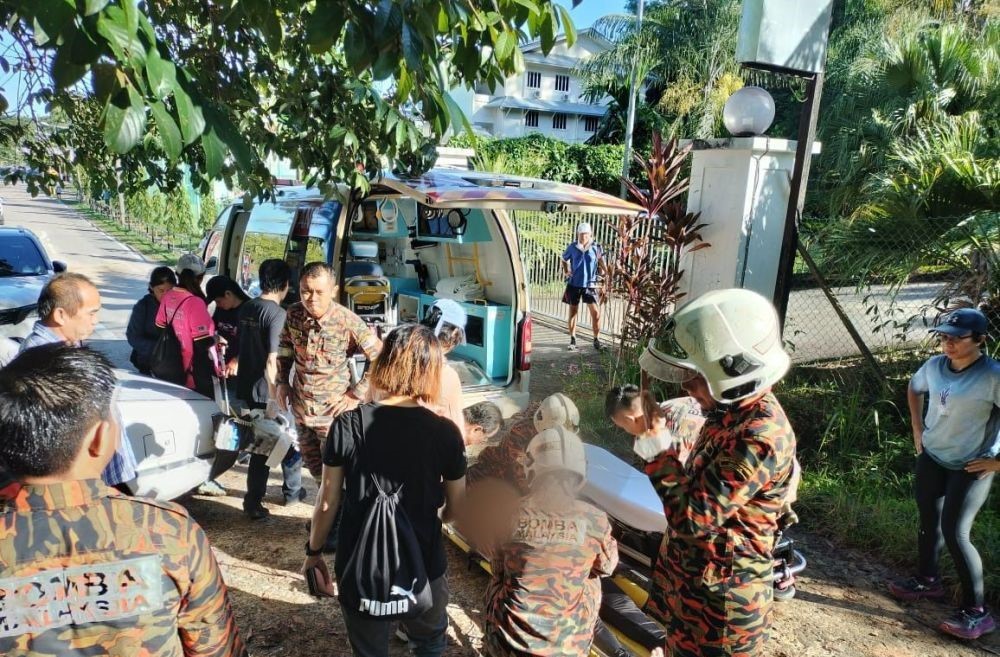 Bomba bantu warga emas pitam menuruni bukit
