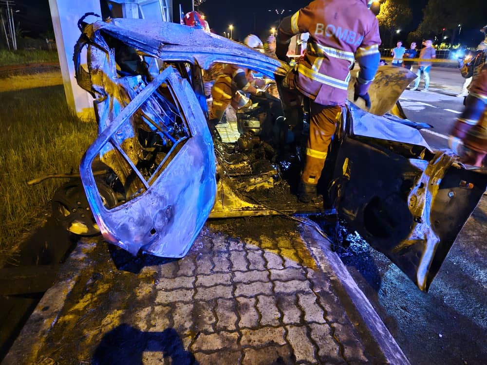 Dua mangsa rentung, kereta terbakar selepas dilanggar