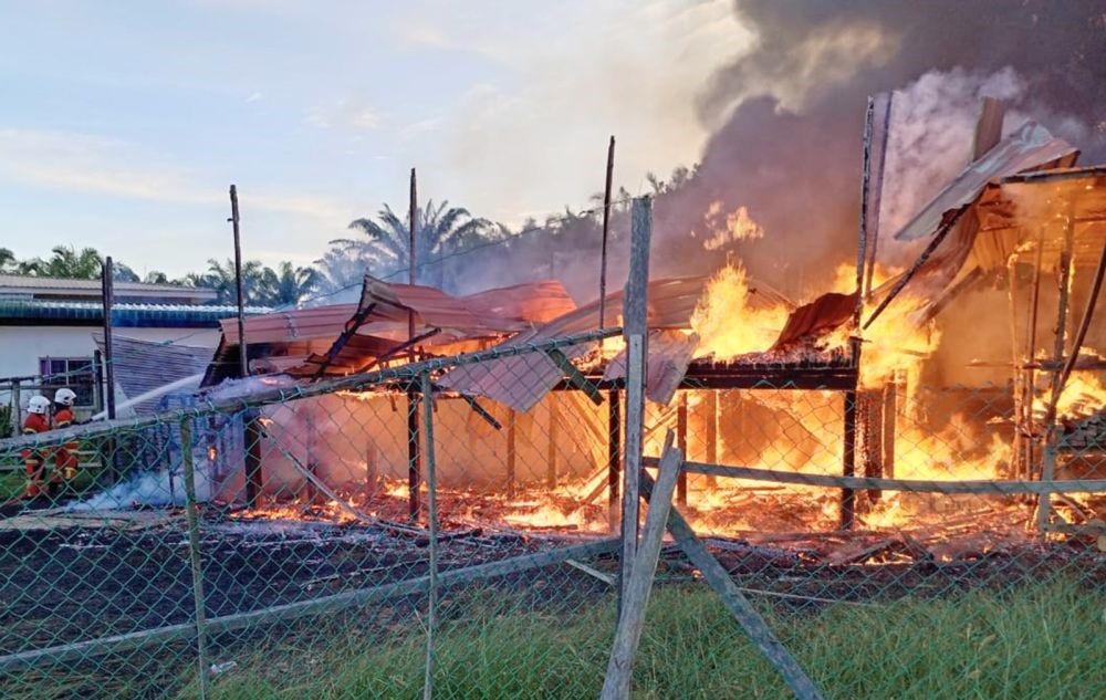 Sebuah rumah musnah terbakar di Semporna