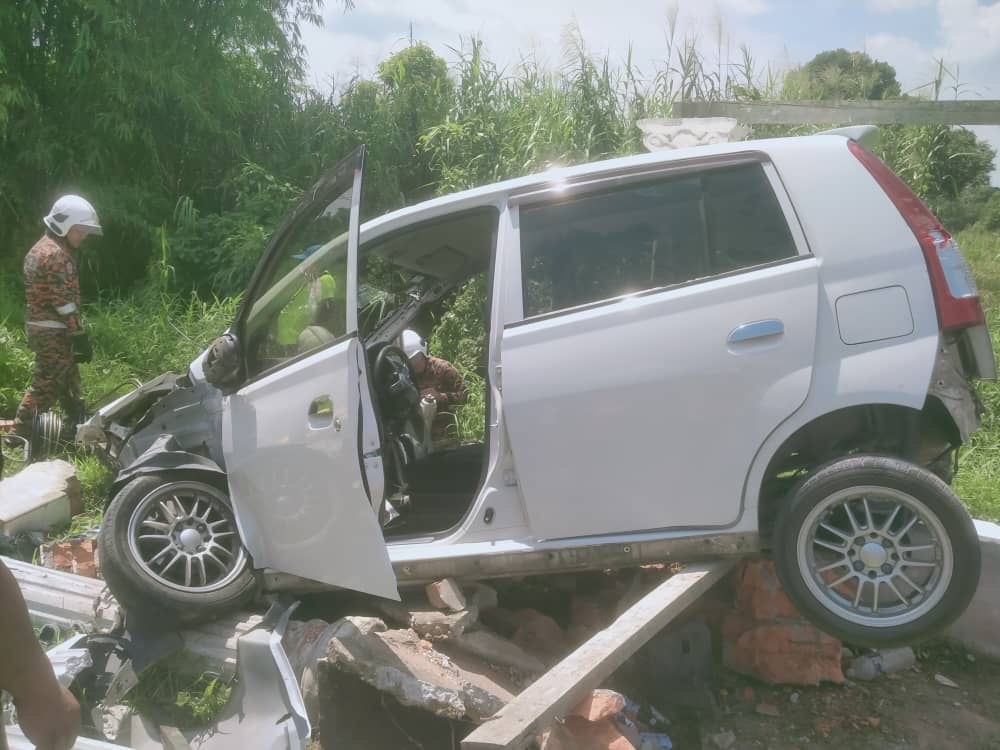 Kereta terbabas sendiri, wanita cedera