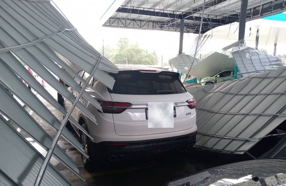 Siling stesen minyak runtuh, enam kereta rosak