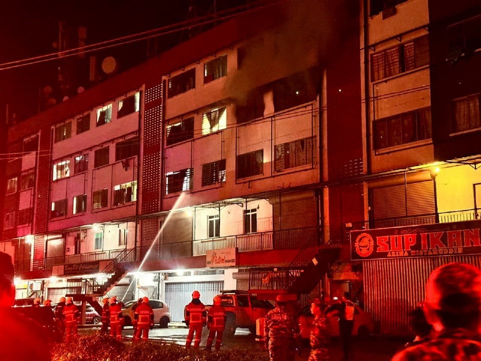 Terkena renjatan elektrik ketika padam kebakaran, dua anggota bomba cedera