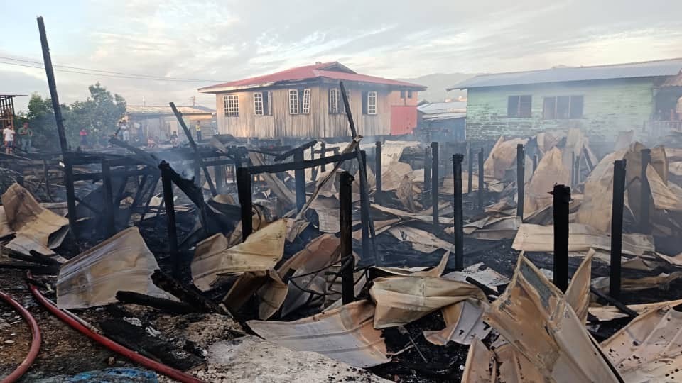 Kebakaran di Kampung Kalansanan memusnahkan tiga buah rumah